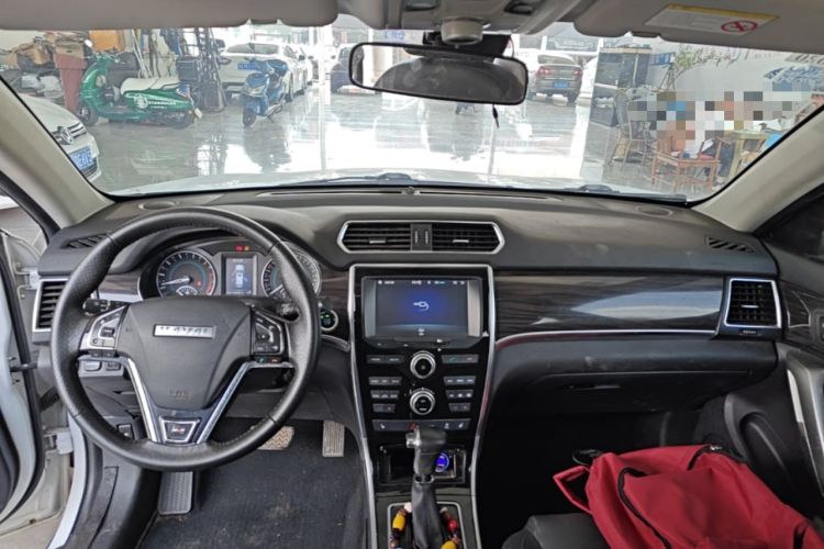 Used Haval H2 2016 Red-Label 1.5T Automatic Two-Wheel Drive Luxury Model Center Console