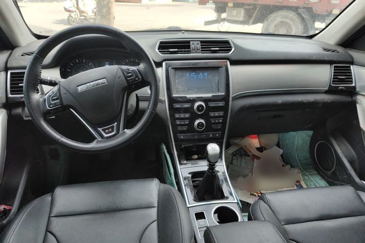 Used Haval H2 2016 Red-Label 1.5T Manual Two-Wheel Drive Luxury Model Center Console