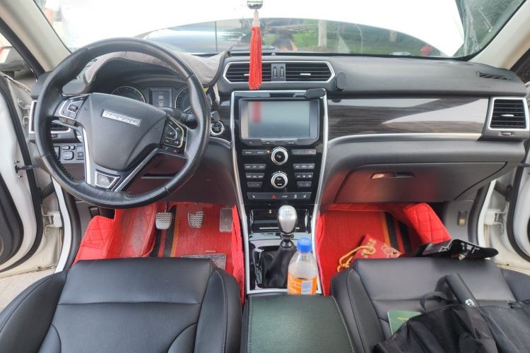 Used Haval H2 2016 Red-Label 1.5T Manual Two-Wheel Drive Luxury Model Center Console