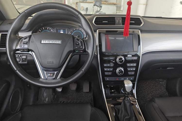 Used Haval H2 2016 Red-Label 1.5T Manual Two-Wheel Drive Luxury Model Center Console