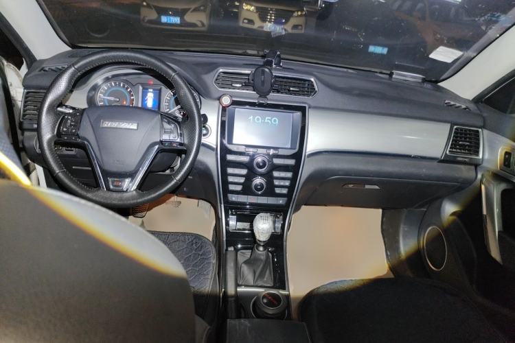 Used Haval H2 2016 Red Label 1.5T Manual Two-Wheel Drive Elite Model Center Console