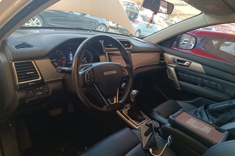 Used Haval H2 2016 Red-Label 1.5T Automatic Two-Wheel Drive Luxury Model Center Console