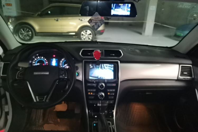 Used Haval H2 2016 Red-Label 1.5T Automatic Two-Wheel Drive Luxury Model Center Console