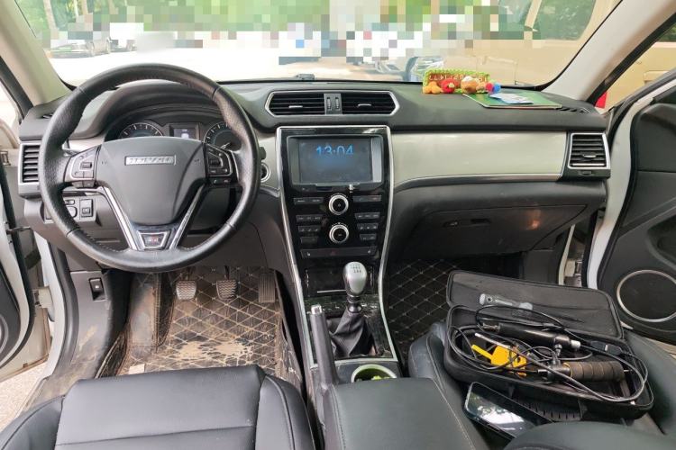 Used Haval H2 2016 Red Label 1.5T Manual Two-Wheel Drive Elite Model Center Console