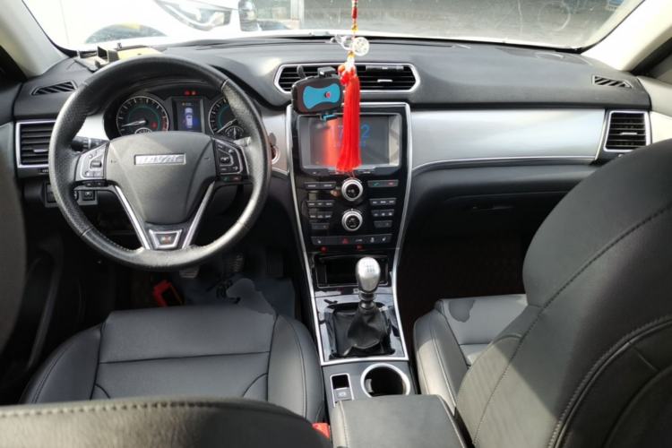 Used Haval H2 2016 Red-Label 1.5T Manual Two-Wheel Drive Luxury Model Center Console