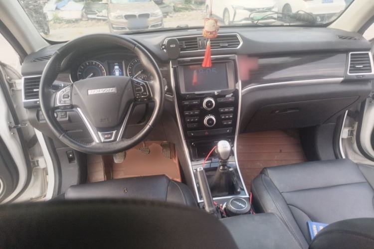 Used Haval H2 2016 Red Label 1.5T Manual Two-Wheel Drive Elite Model Center Console