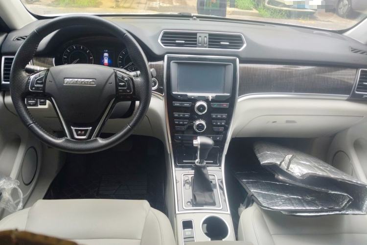 Used Haval H2 2016 Red Label 1.5T Automatic Two-Wheel Drive Prestige Model Center Console