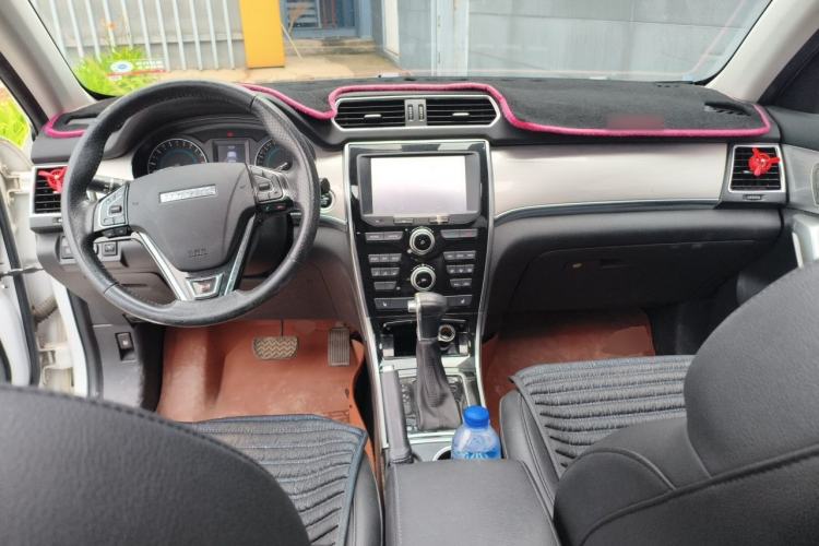 Used Haval H2 2016 Red Label 1.5T Automatic Two-Wheel Drive Elite Model Center Console