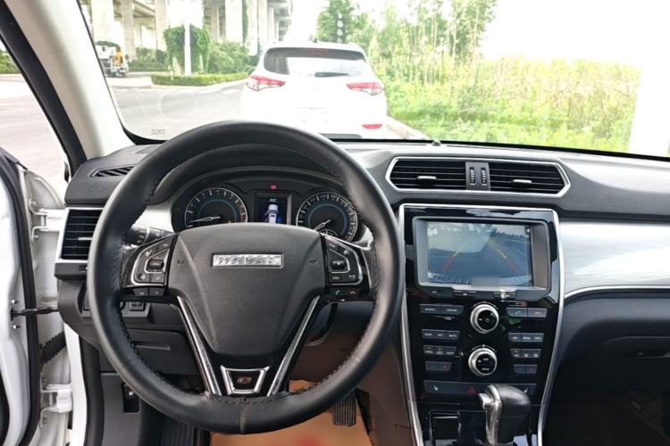 Used Haval H2 2016 Red Label 1.5T Automatic Two-Wheel Drive Prestige Model Center Console