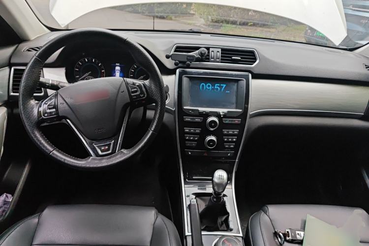 Used Haval H2 2016 Red Label 1.5T Manual Two-Wheel Drive Elite Model Center Console