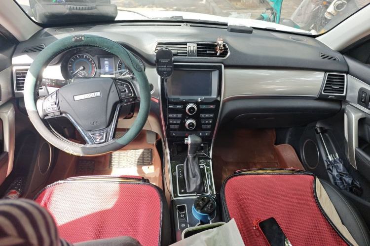 Used Haval H2 2016 Red-Label 1.5T Automatic Two-Wheel Drive Luxury Model Center Console