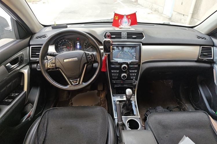 Used Haval H2 2016 Red Label 1.5T Manual Two-Wheel Drive Elite Model Center Console