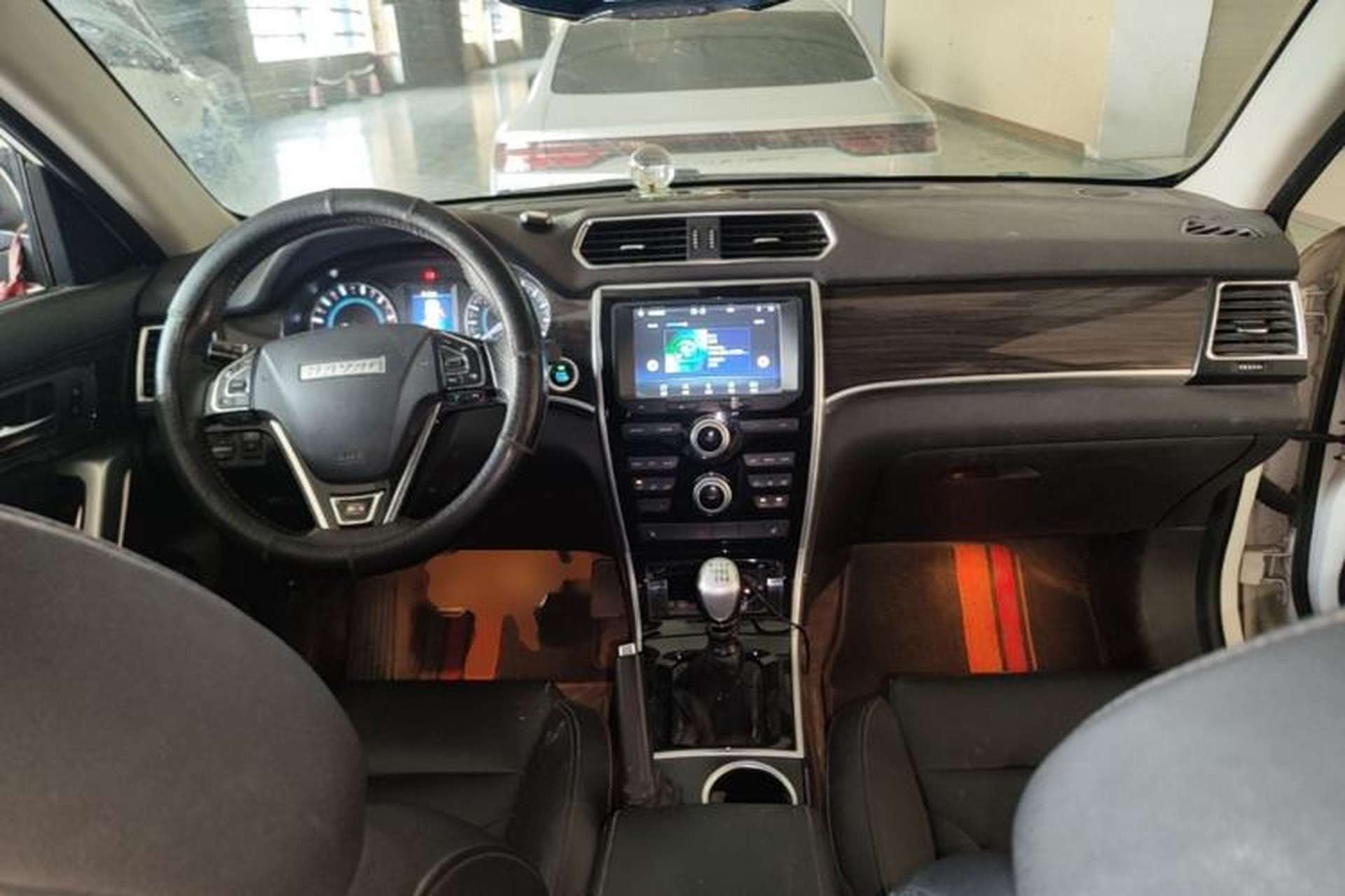 Used Haval H2 2016 Red Label 1.5T Manual Two-Wheel Drive Elite Model Center Console