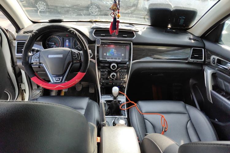 Used Haval H2 2016 Red Label 1.5T Manual Two-Wheel Drive Urban Edition Center Console