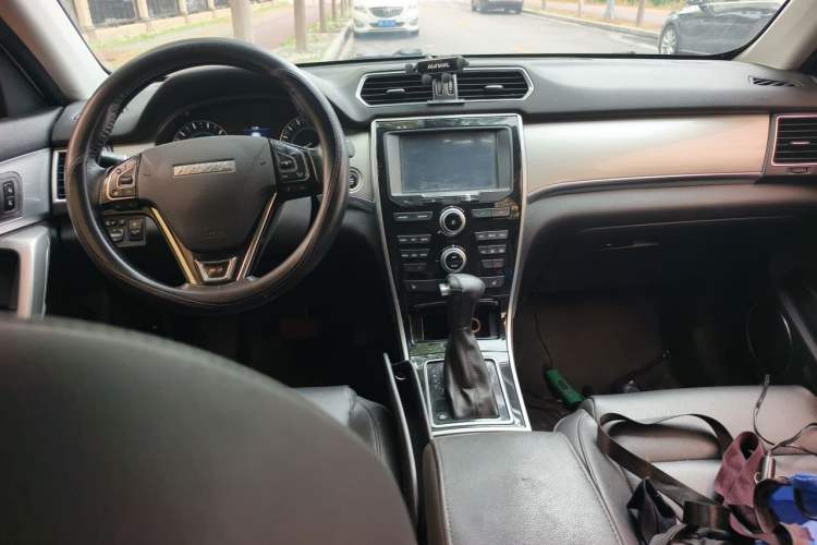 Used Haval H2 2016 Red-Label 1.5T Automatic Two-Wheel Drive Luxury Model Center Console