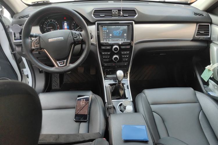 Used Haval H2 2016 Red Label 1.5T Manual Two-Wheel Drive Elite Model Center Console