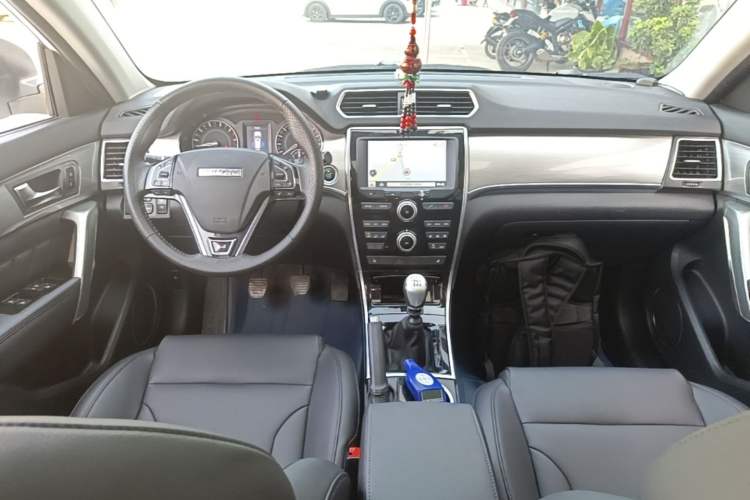 Used Haval H2 2016 Red Label 1.5T Manual Two-Wheel Drive Elite Model Center Console