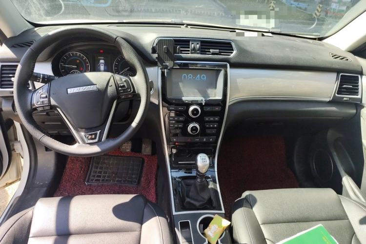 Used Haval H2 2016 Red-Label 1.5T Manual Two-Wheel Drive Luxury Model Center Console