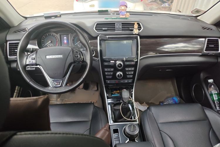 Used Haval H2 2016 Red-Label 1.5T Manual Two-Wheel Drive Luxury Model Center Console