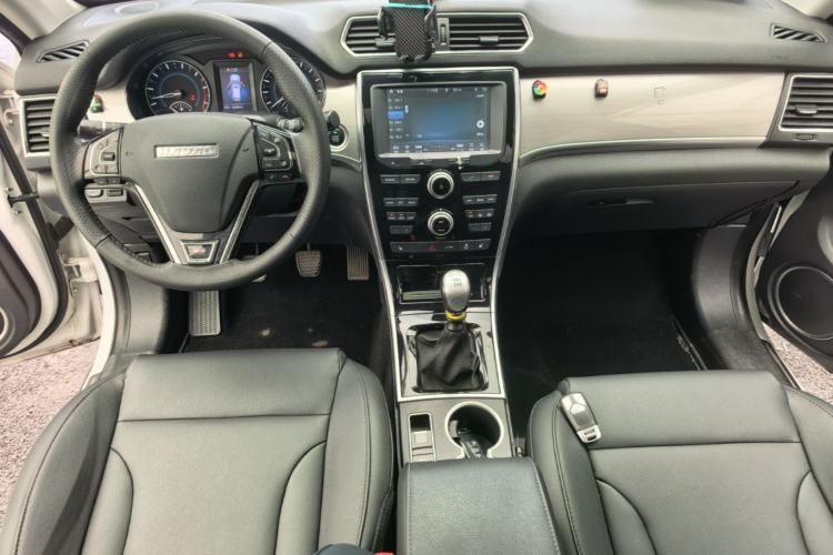 Used Haval H2 2016 Red-Label 1.5T Manual Two-Wheel Drive Luxury Model Center Console