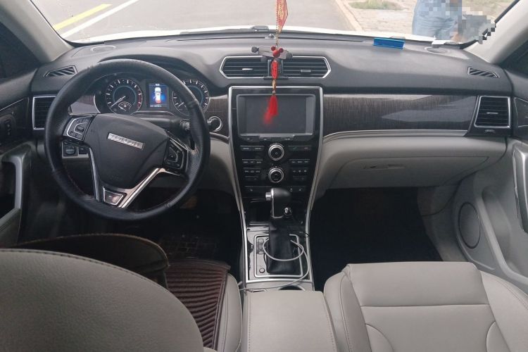 Used Haval H2 2016 Red-Label 1.5T Automatic Two-Wheel Drive Luxury Model Center Console