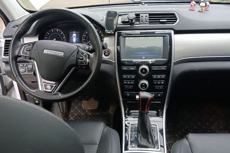 Used Haval H2 2016 Red-Label 1.5T Automatic Two-Wheel Drive Luxury Model Center Console