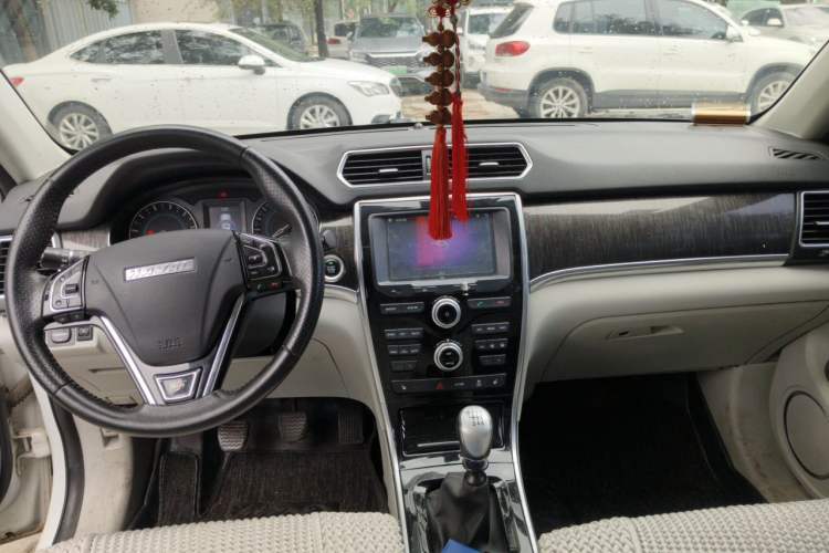 Used Haval H2 2016 Red-Label 1.5T Manual Two-Wheel Drive Luxury Model Center Console