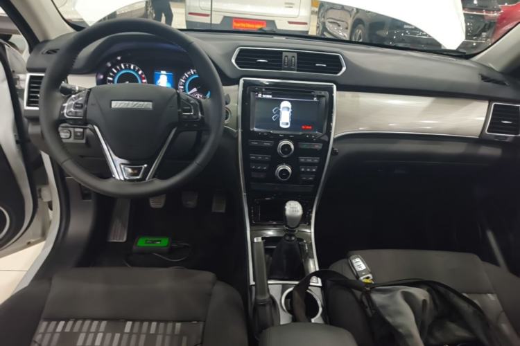 Used Haval H2 2016 Red-Label 1.5T Manual Two-Wheel Drive Comfort Model Center Console
