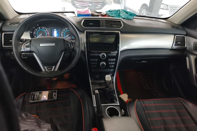 Used Haval H2 2016 Red Label 1.5T Manual Two-Wheel Drive Elite Model Center Console