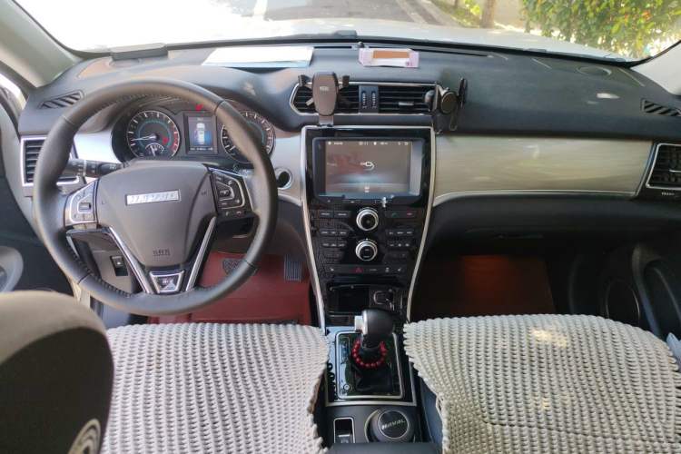 Used Haval H2 2016 Red-Label 1.5T Automatic Two-Wheel Drive Luxury Model Center Console