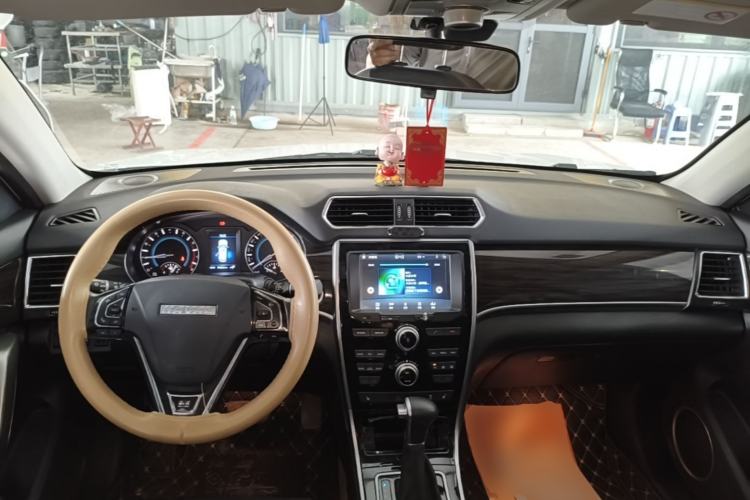 Used Haval H2 2016 Red-Label 1.5T Automatic Two-Wheel Drive Luxury Model Center Console