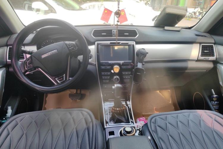 Used Haval H2 2016 Red-Label 1.5T Automatic Two-Wheel Drive Luxury Model Center Console