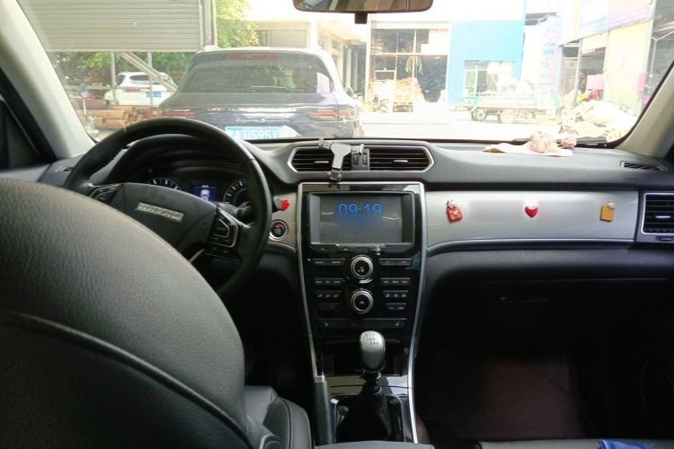 Used Haval H2 2016 Red Label 1.5T Manual Two-Wheel Drive Elite Model Center Console