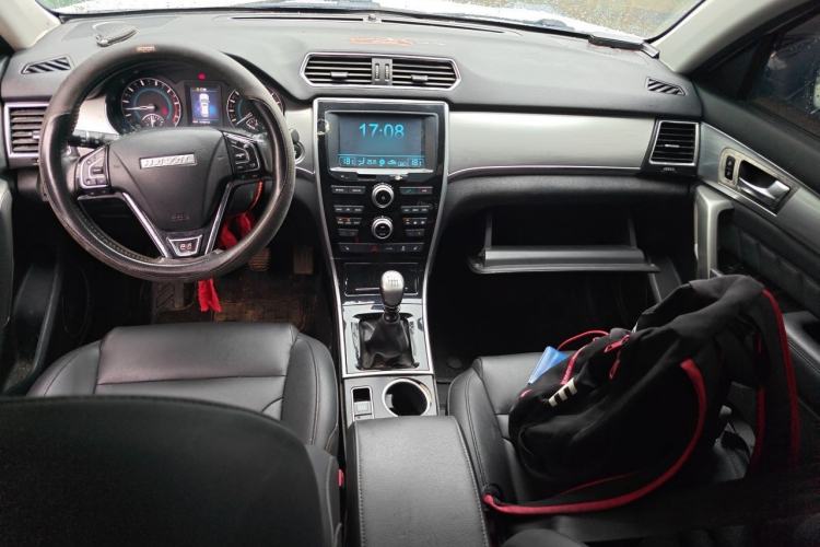 Used Haval H2 2016 Red-Label 1.5T Manual Two-Wheel Drive Luxury Model Center Console