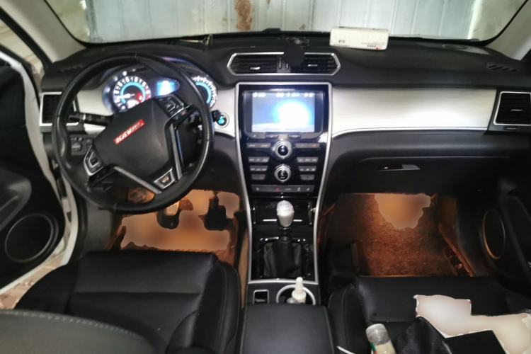 Used Haval H2 2016 Red-Label 1.5T Manual Two-Wheel Drive Luxury Model Center Console