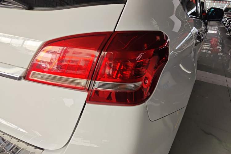 Used Haval H2 2016 Red-Label 1.5T Manual Two-Wheel Drive Luxury Model Exterior 2