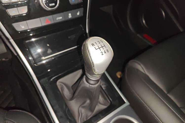 Used Haval H2 2016 Red-Label 1.5T Manual Two-Wheel Drive Luxury Model Gear Lever