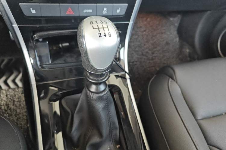 Used Haval H2 2016 Red-Label 1.5T Manual Two-Wheel Drive Luxury Model Gear Lever
