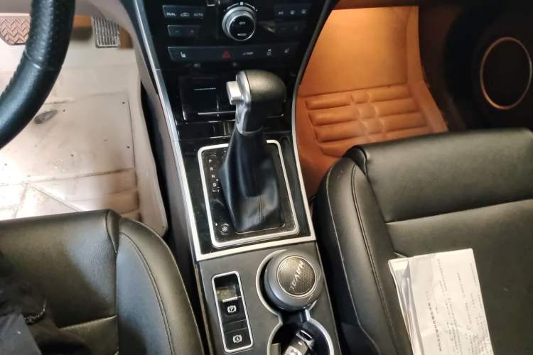 Used Haval H2 2016 Red-Label 1.5T Automatic Two-Wheel Drive Luxury Model Gear Lever