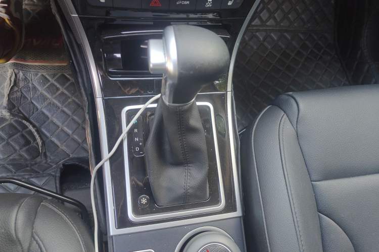Used Haval H2 2016 Red-Label 1.5T Automatic Two-Wheel Drive Luxury Model Gear Lever