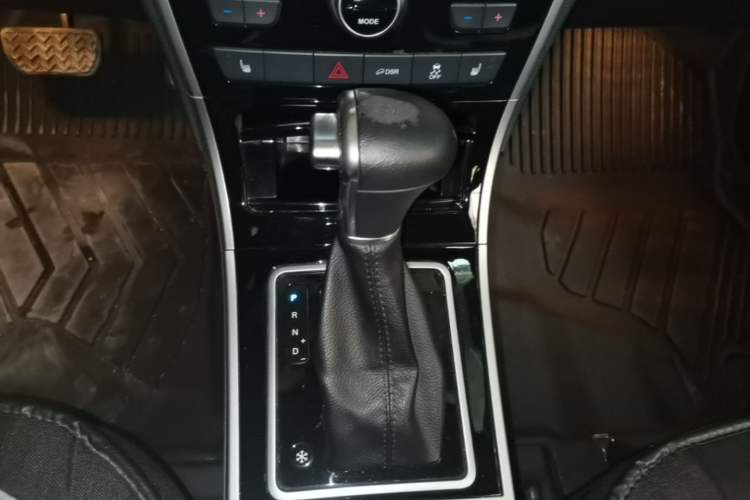 Used Haval H2 2016 Red-Label 1.5T Automatic Two-Wheel Drive Luxury Model Gear Lever