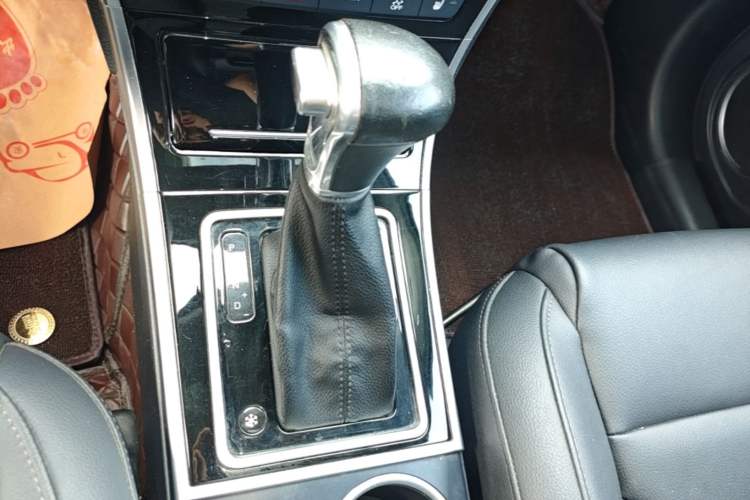 Used Haval H2 2016 Red Label 1.5T Automatic Two-Wheel Drive Prestige Model Gear Lever