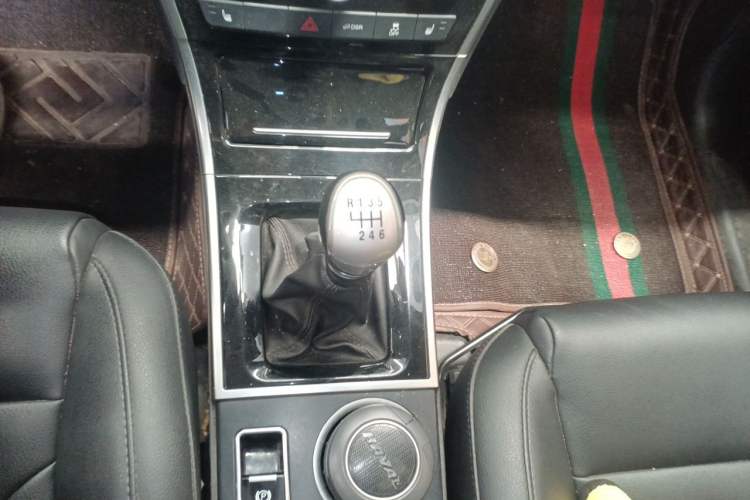 Used Haval H2 2016 Red-Label 1.5T Manual Two-Wheel Drive Luxury Model Gear Lever