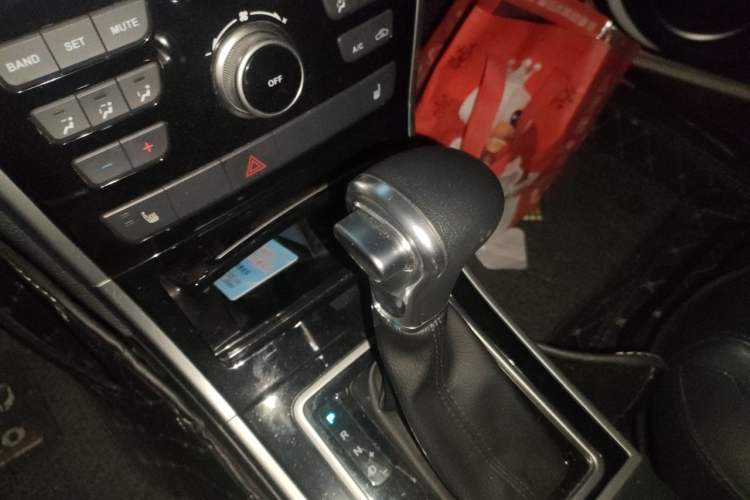 Used Haval H2 2016 Red-Label 1.5T Automatic Two-Wheel Drive Luxury Model Gear Lever