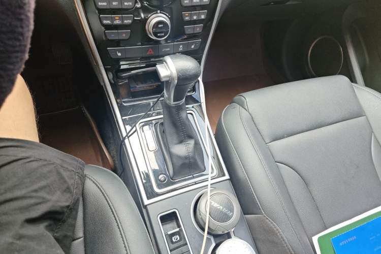 Used Haval H2 2016 Red-Label 1.5T Automatic Two-Wheel Drive Luxury Model Gear Lever