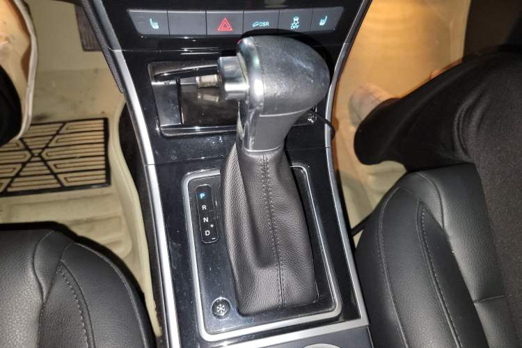 Used Haval H2 2016 Red-Label 1.5T Automatic Two-Wheel Drive Luxury Model Gear Lever