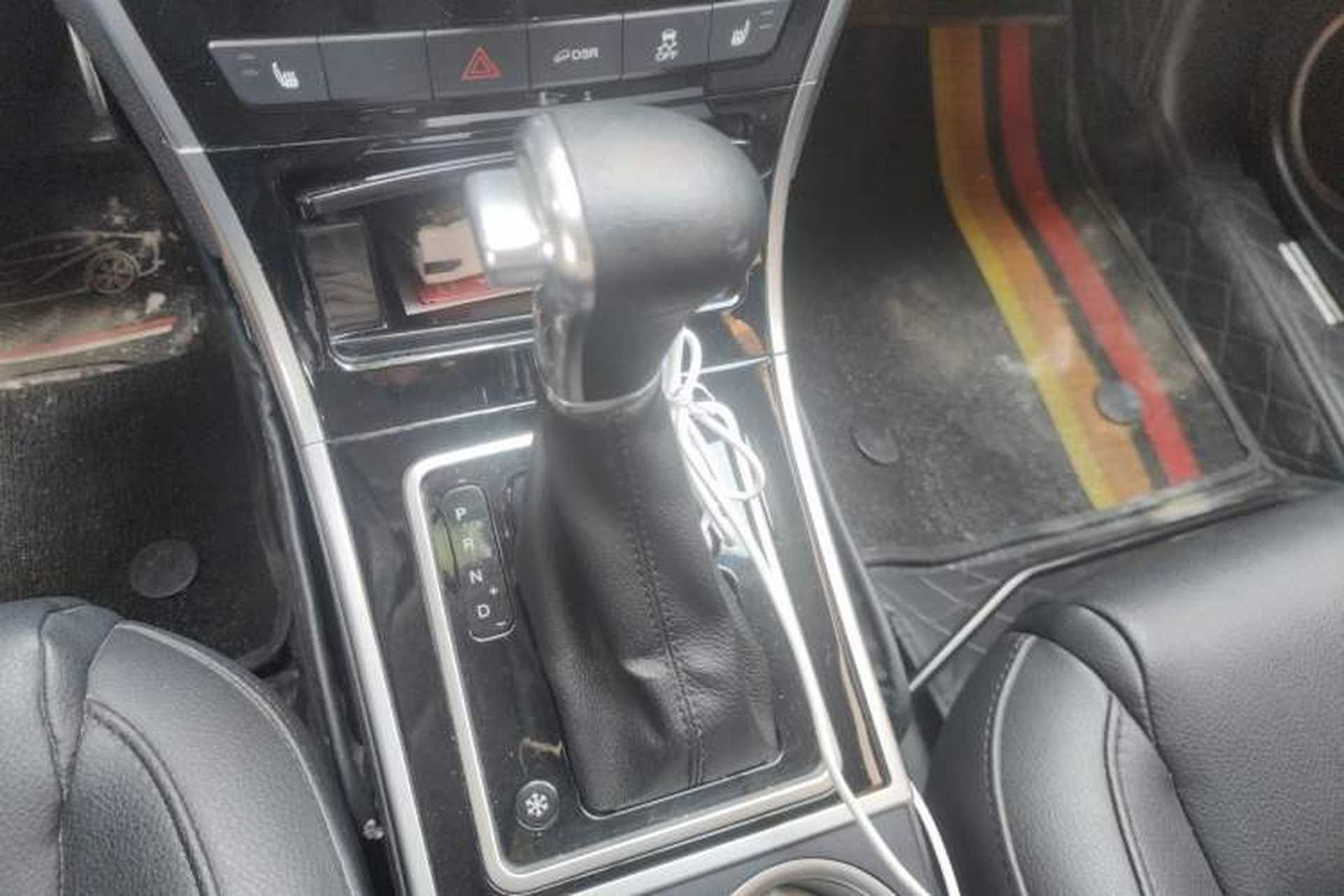 Used Haval H2 2016 Red-Label 1.5T Automatic Two-Wheel Drive Luxury Model Gear Lever