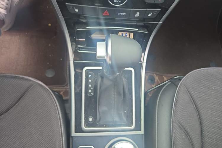 Used Haval H2 2016 Red-Label 1.5T Automatic Two-Wheel Drive Luxury Model Gear Lever
