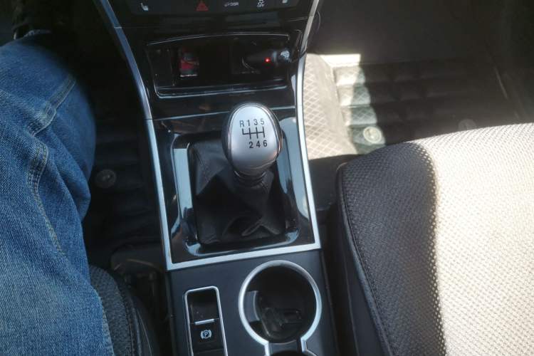 Used Haval H2 2016 Red-Label 1.5T Manual Two-Wheel Drive Luxury Model Gear Lever
