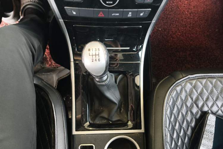 Used Haval H2 2016 Red-Label 1.5T Manual Two-Wheel Drive Luxury Model Gear Lever